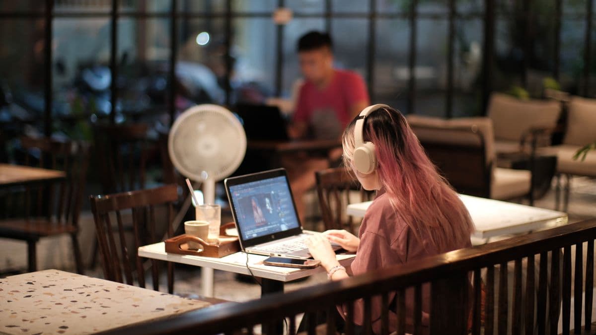 MacBook Air M1 trên bàn làm việc – thiết kế mỏng nhẹ, hiệu năng vượt trội