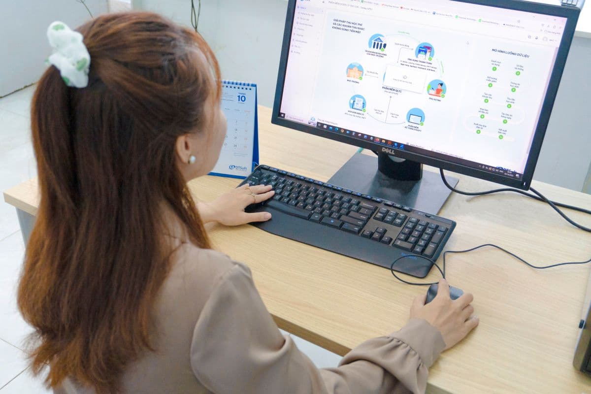 Chuyên viên đang kiểm tra màn hình tại văn phòng Hà Nội – quy trình định giá minh bạch